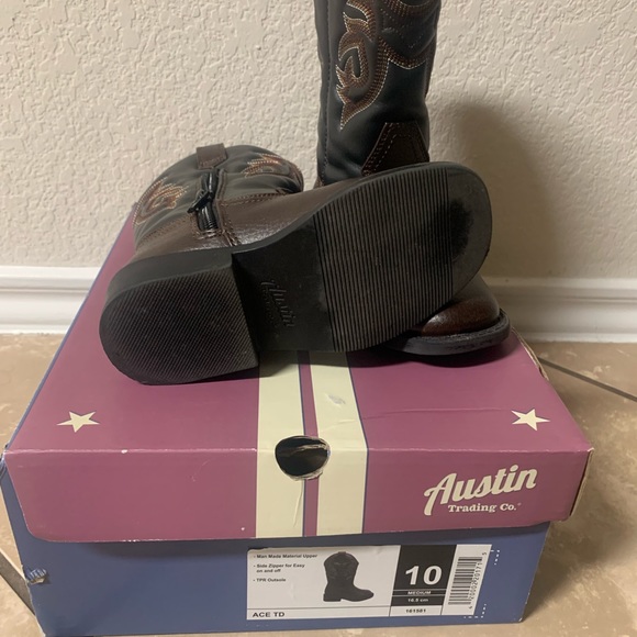 Gently worn brown western boots - Picture 3 of 4